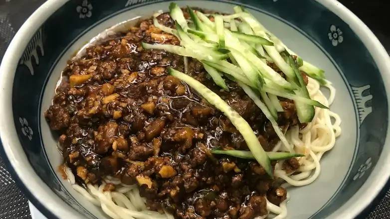 422. Dry Noodles with Soy Bean Paste with Pork 炸醬麵